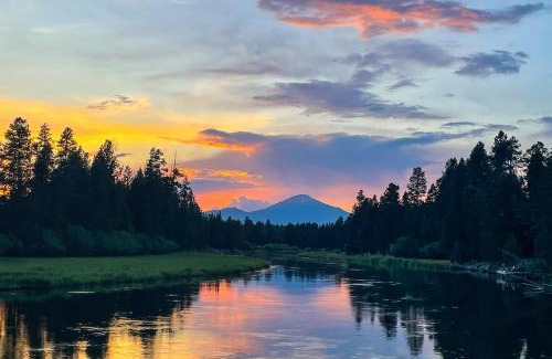 Oregon Water Wonderland House | Delightful Deschutes Daydream: Family-Friendly Retreat