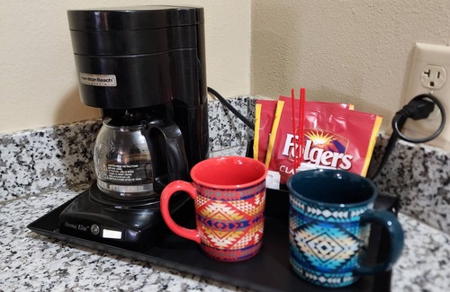 Maupin Apartment | Pet-Friendly Queen Suite at Deschutes Motel in Macks Canyon