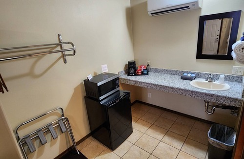Maupin Apartment | Pet-Friendly Queen Suite at Deschutes Motel in Macks Canyon
