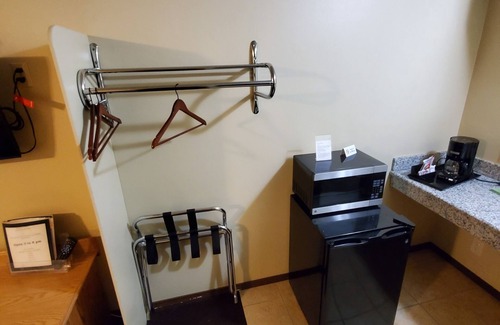 Maupin Apartment | Pet-Friendly Deschutes Motel - King Suite with Kitchen Access