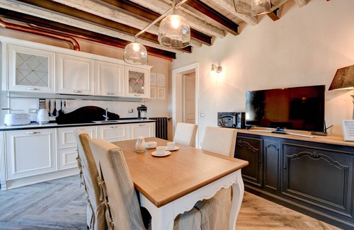 Desenzano del Garda City Centre Apartment | Experience Oceanfront Bliss at DesenzanoLoft Luxury Apartment