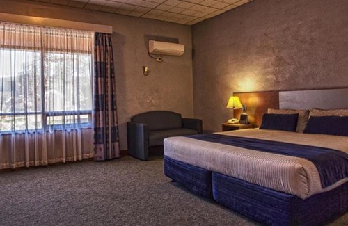 Coober Pedy Hotel | Discover Desert Cave Hotel: Family-Friendly Escape with Pool
