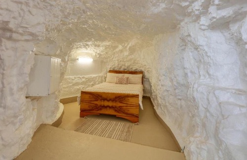 White Cliffs House | Unforgettable Desert Hideaway: Underground Living Retreat
