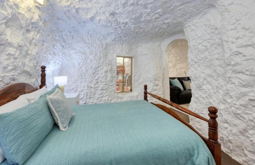 White Cliffs House | Unforgettable Desert Hideaway: Underground Living Retreat