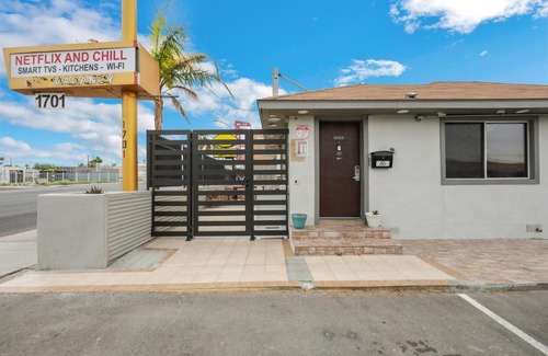 Downtown Las Vegas Hotel | Explore Desert Moon Motel: Pet-Friendly Comfort Awaits