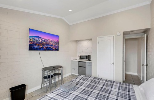 Downtown Las Vegas Hotel | Explore Desert Moon Motel: Pet-Friendly Comfort Awaits