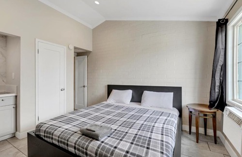 Downtown Las Vegas Hotel | Explore Desert Moon Motel: Pet-Friendly Comfort Awaits