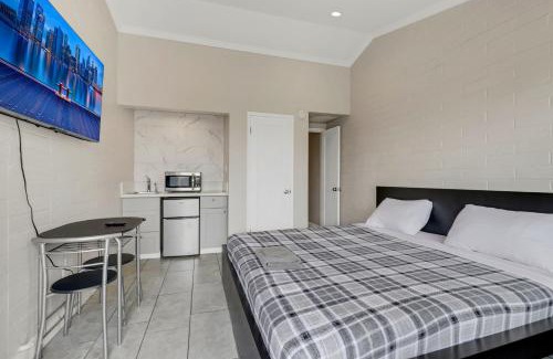 Downtown Las Vegas Hotel | Explore Desert Moon Motel: Pet-Friendly Comfort Awaits