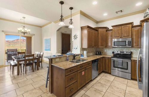 St. George Condo | Desert Ocean Vibes: 4-Star Stay with Pool & Breakfast