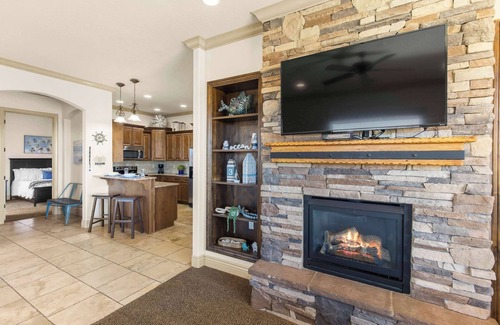 St. George Condo | Desert Ocean Vibes: 4-Star Stay with Pool & Breakfast