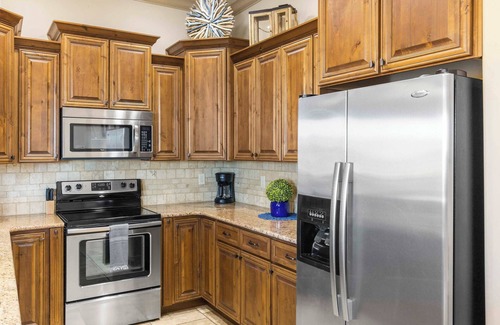St. George Condo | Desert Ocean Vibes: 4-Star Stay with Pool & Breakfast