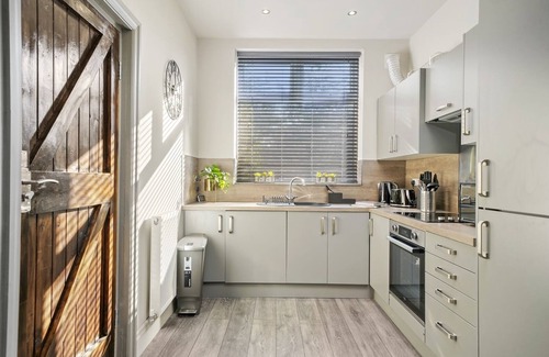 Golborne Cottage | Experience Desert Orchid Cottage with Top Amenities & Ratings