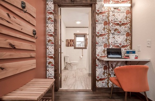 Prescott Apartment | Cozy King Suite at Our Nostalgic Motel - Rated 9.6/10!