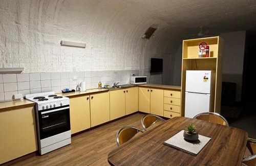 Coober Pedy Hotel | Cozy Desert View Apartments with Breakfast & Fireplace