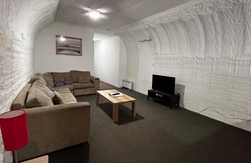 Coober Pedy Hotel | Cozy Desert View Apartments with Breakfast & Fireplace