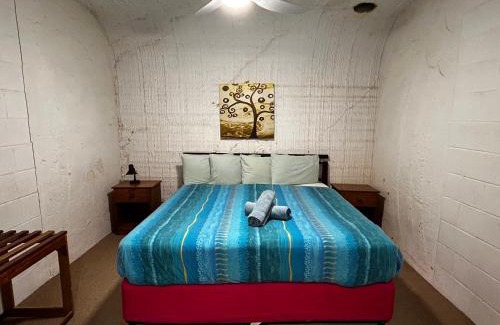 Coober Pedy Hotel | Cozy Desert View Apartments with Breakfast & Fireplace