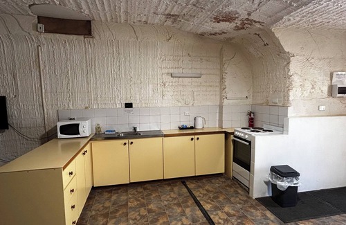 Coober Pedy Apartment | Inviting Desert View Apartments with Kitchen & Breakfast Options