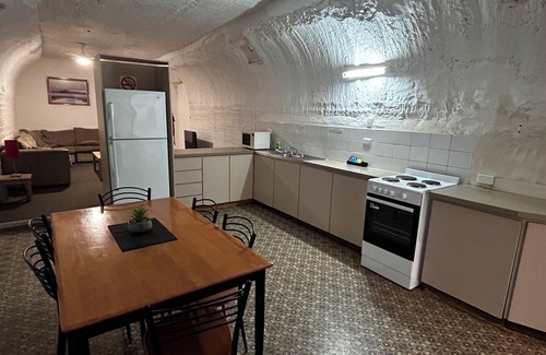Coober Pedy Apartment | Inviting Desert View Apartments with Kitchen & Breakfast Options
