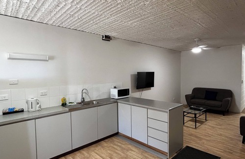 Coober Pedy Apartment | Inviting Desert View Apartments with Kitchen & Breakfast Options