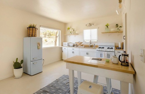 Joshua Tree Highlands House | Desert View Hideaway with Vintage Airstream Escape