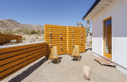Joshua Tree Highlands House | Desert View Hideaway with Vintage Airstream Escape