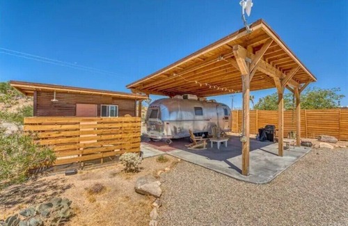 Joshua Tree Highlands House | Desert View Hideaway with Vintage Airstream Escape