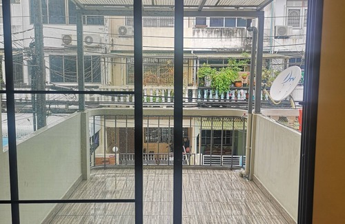 Phra Khanong Nuea House | Stylish Designer House, Steps from BTS Ekkamai