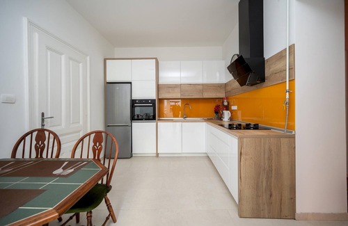 Old Town Apartment | Chic 2-Bedroom Apartment on Main Street with Breakfast