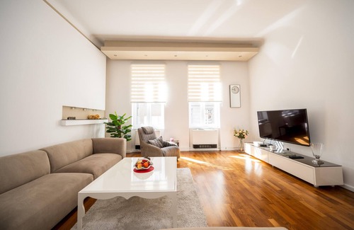 Old Town Apartment | Chic 2-Bedroom Apartment on Main Street with Breakfast