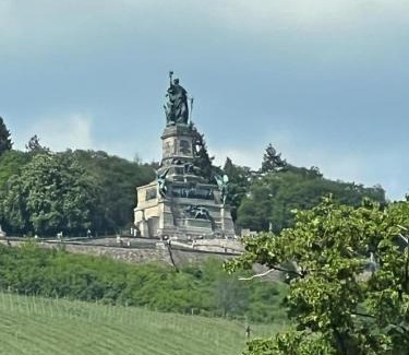 Mainz-Bingen Apartment | Riverside Retreat: Family-Friendly with Breakfast Included