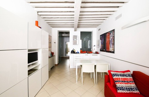 Santa Croce Apartment | Stylish Apartment in Venice: Canal Views & Breakfast Included