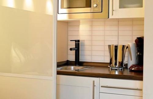 Krefeld Apartment | Stylish Apartment Close to Düsseldorf with Kitchen Access