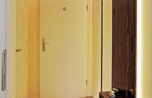 Krefeld Apartment | Stylish Apartment Close to Düsseldorf with Kitchen Access