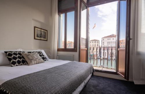 San Polo Apartment | Elegant Apartment with Balcony Overlooking the Grand Canal