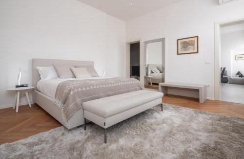 San Polo Apartment | Elegant Apartment with Balcony Overlooking the Grand Canal