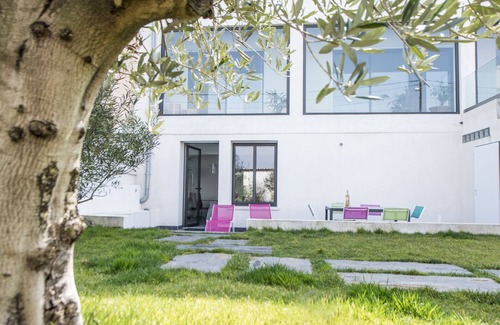 8th Arrondissement Apartment | Garden Retreat: Design Apartment in Marseille's Pointe Rouge