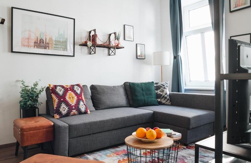 Favoriten Hotel | Stylish Design Apartment Near Opera with Hot Tub Access