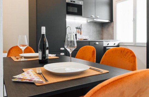 Favoriten Hotel | Stylish Design Apartment Near Opera with Hot Tub Access