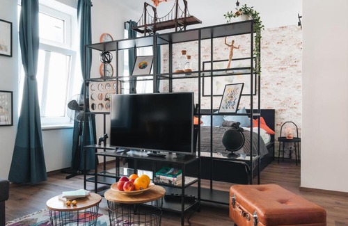 Favoriten Hotel | Stylish Design Apartment Near Opera with Hot Tub Access