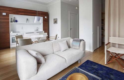 Liberty Avenue Apartment | Stylish Studio Apartment with Balcony and Breakfast Included