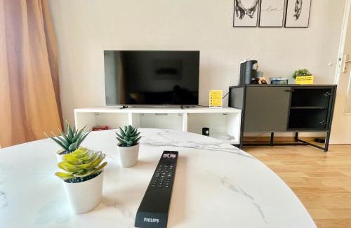 Zentrum-Nord Apartment | Modern City Apartment Lilly with Balcony & Café Bar