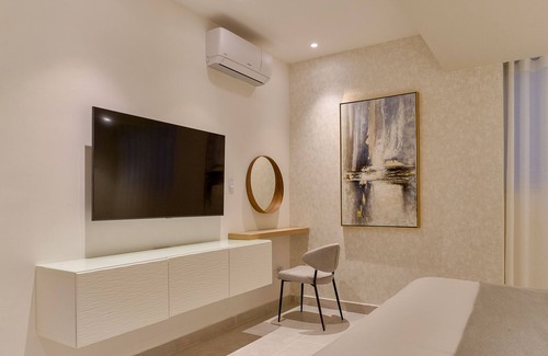 La Julia Apartment | Stylish 2BR Retreat with Rooftop Jacuzzi & King Bed