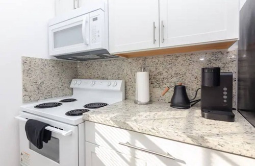 Buena Vista House | Stylish Design District Apartment with Spa & Breakfast