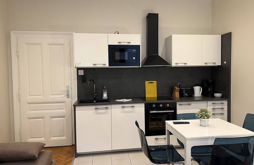 Rudolfsheim-Funfhaus Apartment | Stylish Design Europa Apartment with Family-Friendly Amenities