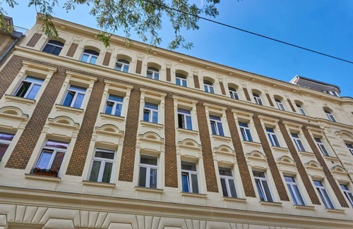 Rudolfsheim-Funfhaus Apartment | Stylish Design Europa Apartment with Family-Friendly Amenities