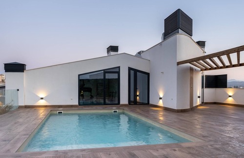 Santiago y Zaraiche Apartment | Modern Design Flat with Pool & Gym, Rated 10/10 by Guests