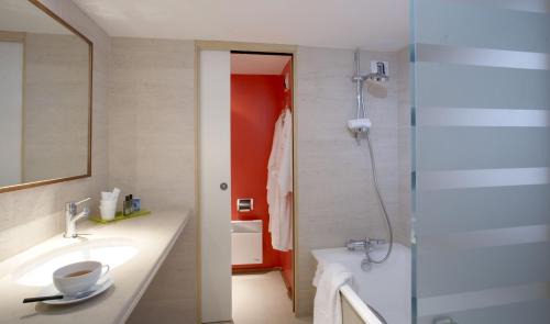 SammarÃ§olles Hotel | Stylish Hôtel des Francs Garçons with Oceanfront Pool