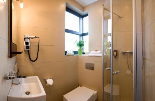 Kaiserslautern Hotel | Stylish Design Hotel Zollamt: Rated 9/10 with Breakfast & Hot Tub