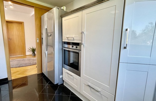 Radio Bremen Apartment | Family-Friendly Design Maisonette with Netflix for 10 Guests