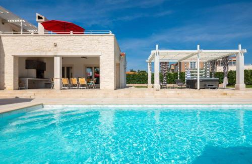 Rezanci Villa | Design Sole: Family-Friendly Retreat for Memorable Stays